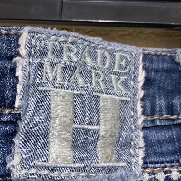 Trademark H Jeans Capris Pants  Embroidered Pockets Stretchy Size 14 - Picture 15 of 15